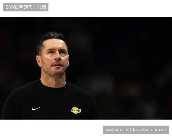 湖人后场轮换面临巨大压力,雷迪克教练需激活替补火力点。 湖人后场轮换面临巨大压力,雷迪克教练需激活替补火力点。